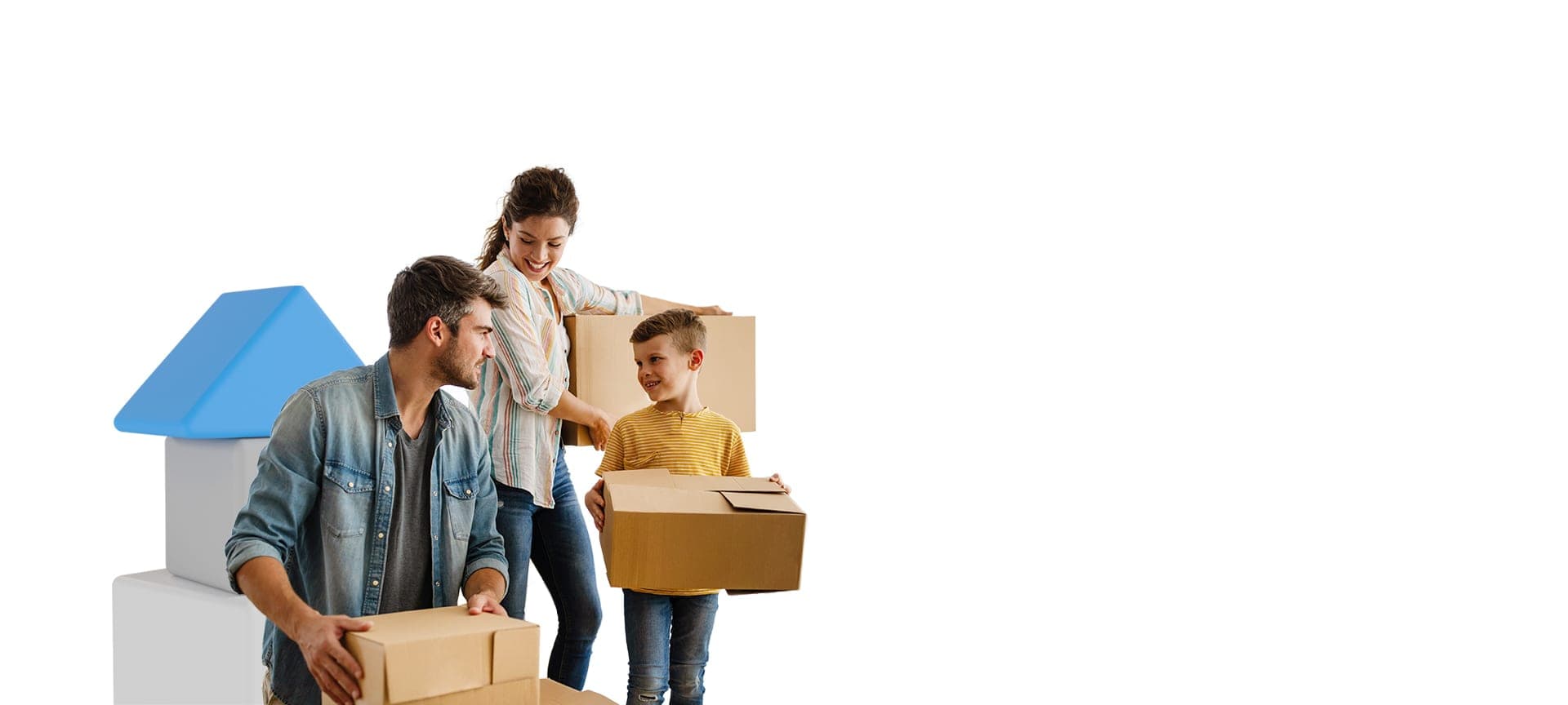 משפחה בת שלושה נושאת קופסאות מעבר ליד קובייה לבנה עם גג בית כחול, על רקע לבן